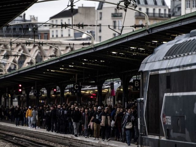Unions say ‘no truce’ from French transport strikers over Christmas holidays