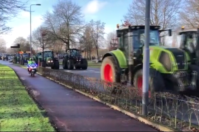 Tractors clog Dutch streets as farmers & builders protest over govt’s nitrogen policy (VIDEOS)