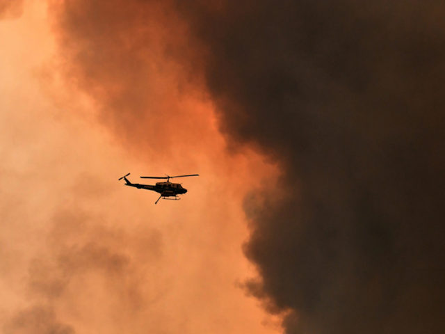 Australian chopper scoops water from family pool to fight ‘mega blaze’ (VIDEOS)