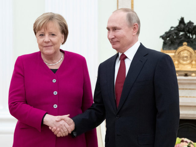 Putin, Merkel meet reporters after talks in Moscow (VIDEO)