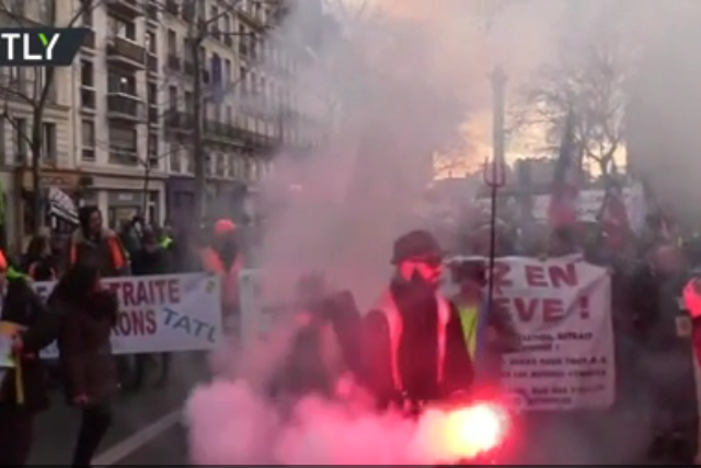 Tear gas, flares on Paris streets AGAIN as Yellow Vests & pension reform protesters are far from giving up (VIDEOS)