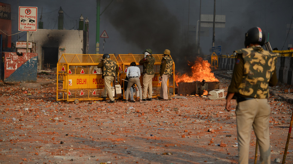 Delhi police have used tear gas to disperse hundreds