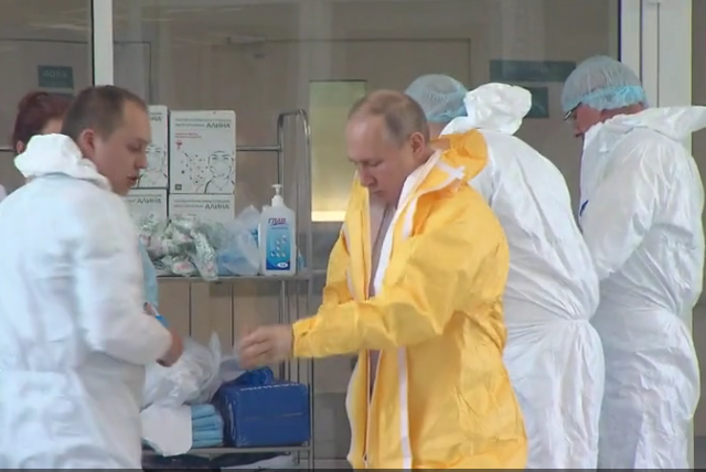 Putin dons hazmat suit to visit hospital treating coronavirus patients in Moscow (VIDEO)