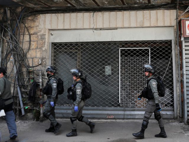 WATCH: Arab neighborhood in Jaffa erupts in riot after Israeli cops target alleged virus quarantine-breaker