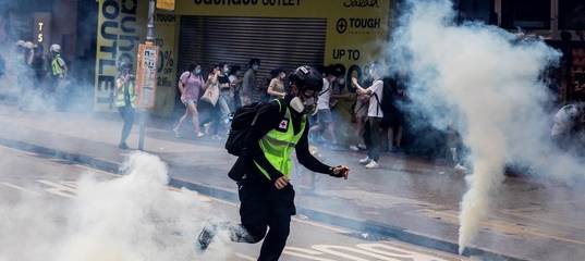 Fumes & scuffles as riot police fire tear gas amid renewed anti-govt unrest in Hong Kong (PHOTOS, VIDEOS)