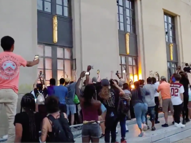 Nashville courthouse vandalized & set on FIRE as riot police try to disperse anti-brutality protesters with tear gas (VIDEOS)