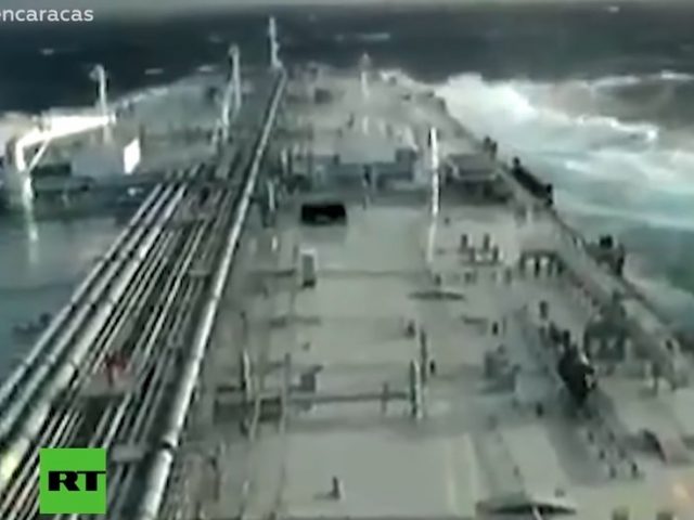WATCH Iranian tanker brave rough seas while carrying 1st oil shipment for Venezuela (VIDEO)