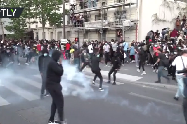 Fires & tear gas: Black Lives Matter march turns chaotic in Paris (VIDEO)