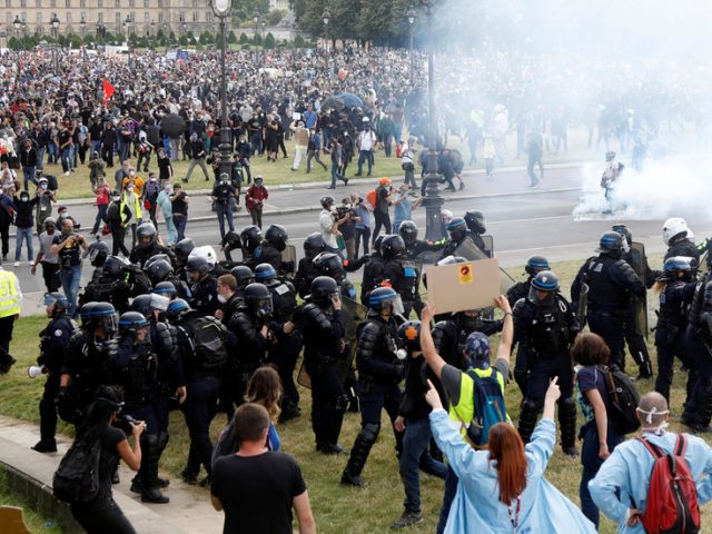 Paris police clash with protesters at health workers’ rally, firing tear gas (VIDEO)