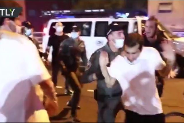 WATCH: Hundreds of right- & left-wing protesters clash with each other and police on Tel Aviv streets
