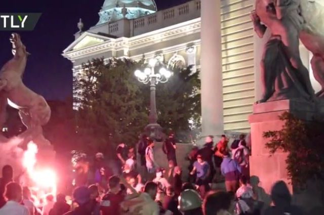 ‘Pure terrorism’: Serbian president denounces violence as 4th day of protests results in more clashes & arrests (VIDEOS)