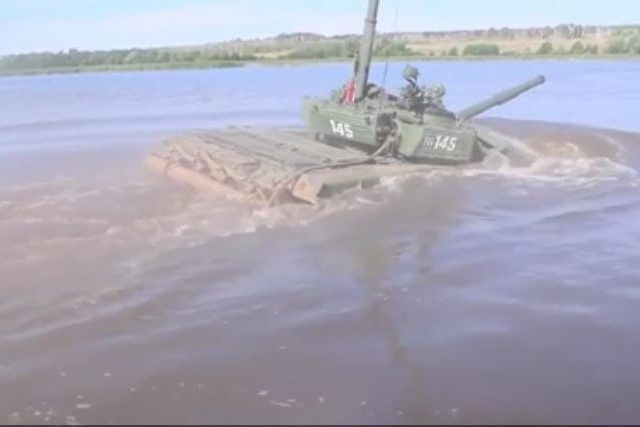 It’s a submarine? NO, IT’S A TANK! Russian troops drive T-72 on riverbed (VIDEO)