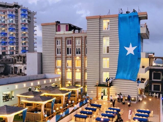 At least 5 dead, 28 injured as gunmen explode car bomb & storm hotel in Mogadishu (VIDEOS)