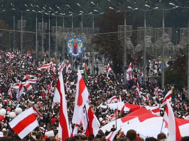 Huge crowds gather on streets of Minsk as Belarus opposition keeps up pressure on Lukashenko to leave office (VIDEOS)