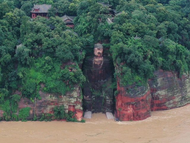 China rushes to evacuate 100,000 flood victims and to save 1,200-year-old world heritage site (PHOTOS)