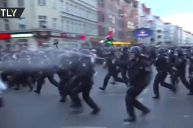 18 officers injured in clashes with Berlin anti-mask protesters (VIDEOS)
