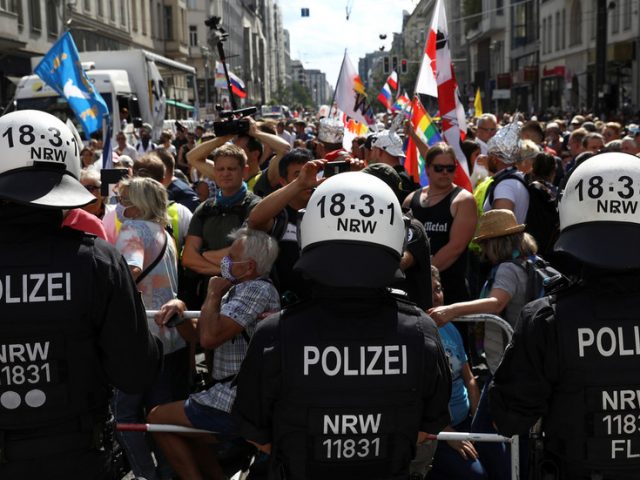 Berlin police promise to disperse anti-lockdown rally marred by multiple scuffles (VIDEO)