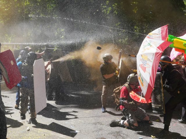 WATCH Antifa clash with Proud Boys in Portland, as police refuse to declare a riot & let violent brawls ‘resolve themselves’