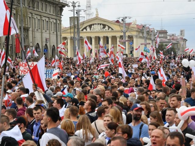 Tens of thousands again hit streets of Minsk as protests continue across Belarus for 4th consecutive weekend (PHOTOS, VIDEOS)