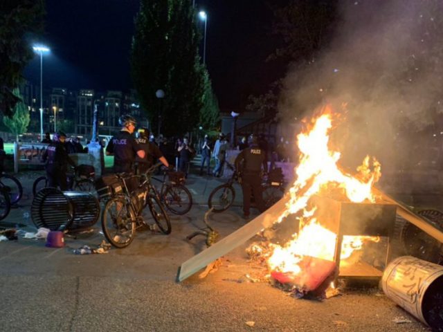 Return of CHAZ? Protesters erect barricades, set fires & loot store amid showdown with police in Seattle (VIDEOS, PHOTOS)