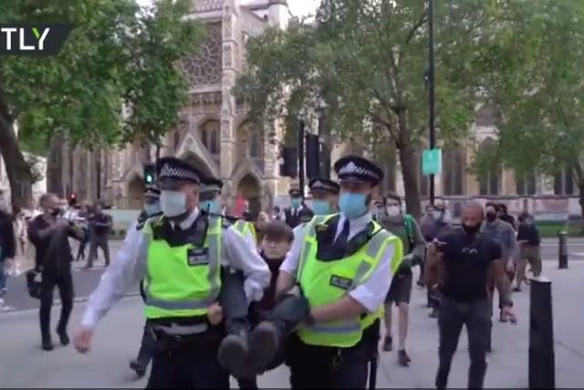 WATCH London cops CARRY AWAY man who daubed ‘is a racist’ graffiti on Churchill statue amid Extinction Rebellion demonstration