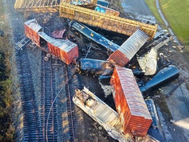 Chemical-carrying freight train derails in Texas causing pile-up & sparking evacuations (VIDEO)