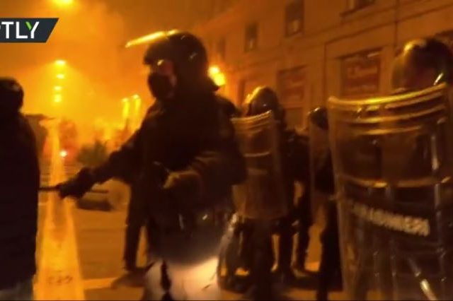 Anti-lockdown protesters smash police cars in Naples after new Covid-19 restrictions announced (VIDEOS)