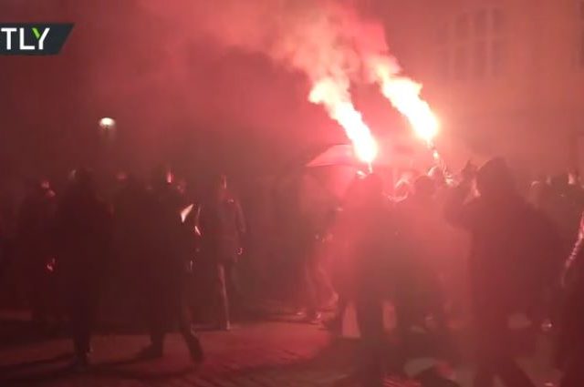 Firecrackers light up Berlin neighborhood as left-wing activists ‘defend’ squatters, face off with police (VIDEO)