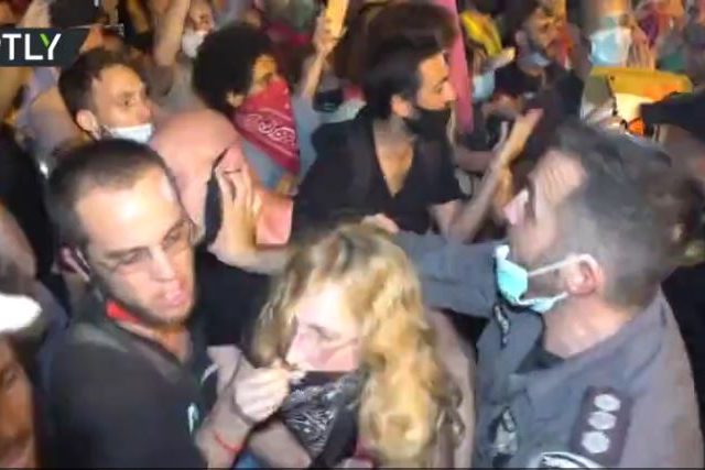 ‘Bibi, you are destroying my future’: Anti-Netanyahu protesters defy lockdown, clash with police in Tel Aviv (VIDEO)