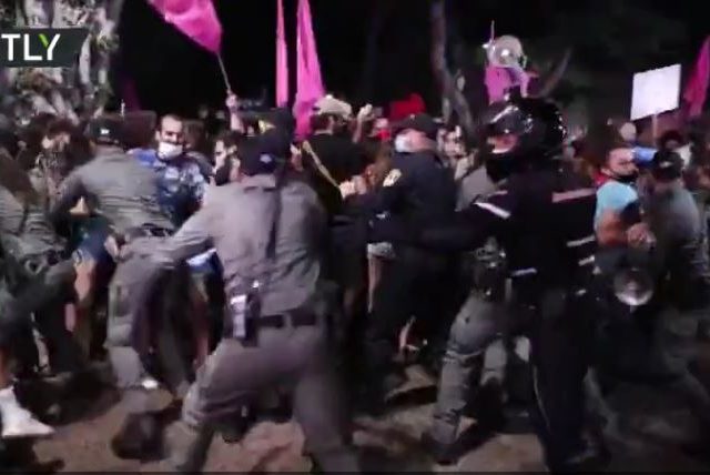 WATCH police engage in brawl as hundreds of protesters vent anger at Netanyahu in Tel Aviv