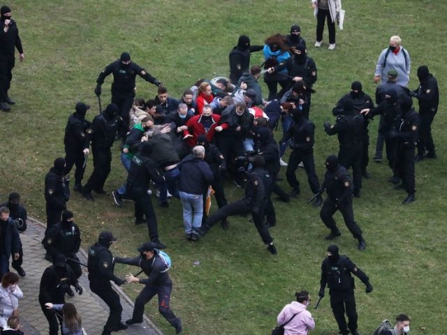 Police use stun grenades & water cannons during anti-Lukashenko protests in Belarus, multiple journalists detained (VIDEOS)