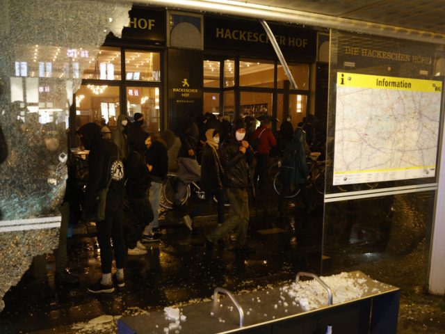 Broken windows & torched cars: Protesters rampage in Berlin after eviction of ‘anarcha-queer-feminist’ squat (PHOTOS, VIDEO)