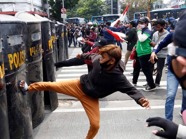 WATCH: Anti-govt protests grow increasingly violent in Indonesia after mass arrest of student demonstrators