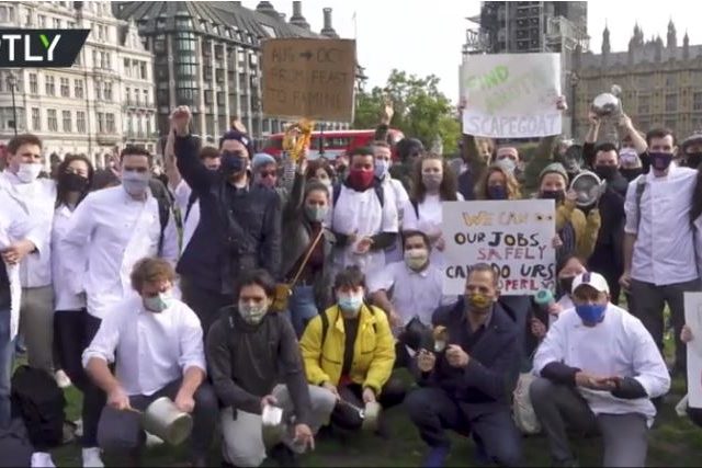 ‘Left behind’: UK hospitality workers bang pots & pans to make Parliament hear their pleas amid coronavirus restrictions (VIDEO)
