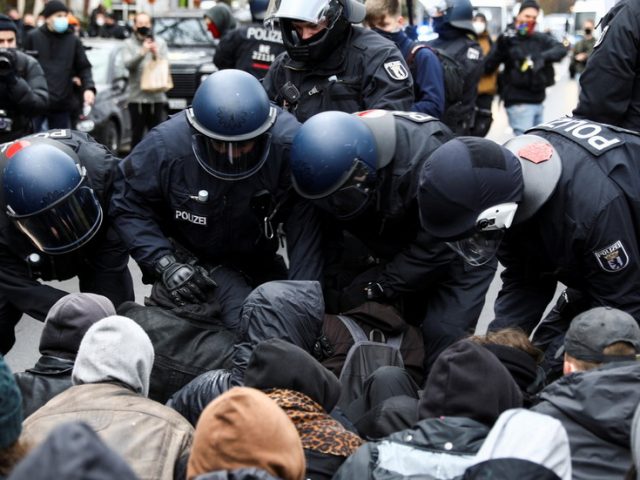 ‘Silent march’ turns violent: German police make arrests as anti-Covid restrictions rally meets counter-protest in Berlin (VIDEOS)