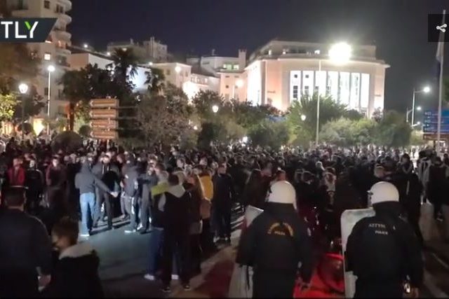 Greek police clash with anti-lockdown protesters just before stay-at-home order comes into force (VIDEO)