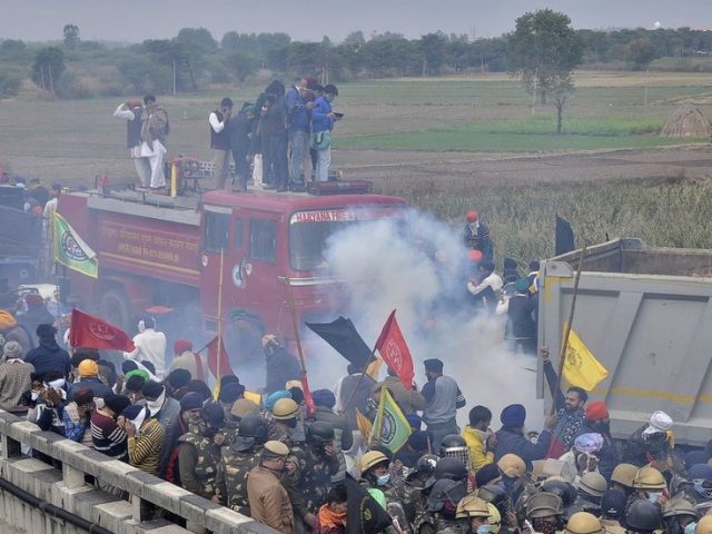 Farmers hit with water cannon and tear gas as Indian police try to halt protest march on Delhi (VIDEO)
