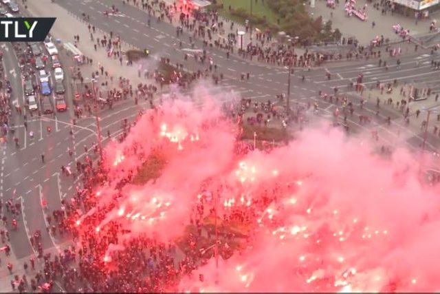 WATCH: Clashes during Poland’s Independence Day as marchers lob fireworks & police use rubber bullets