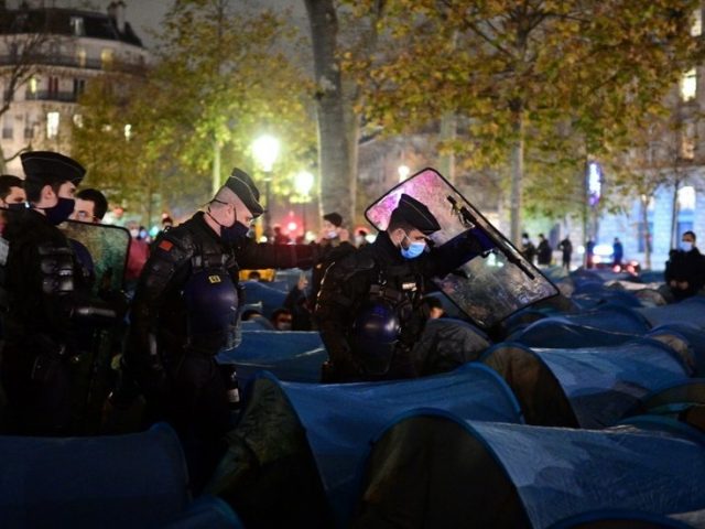 French police DEMOLISH protest camp, after 450 migrants pitch their tents in center of Paris (VIDEOS)