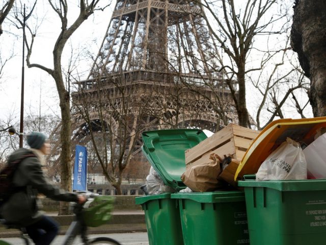 Paris garbage collectors BURN bins & block street in strike over working conditions (VIDEOS)