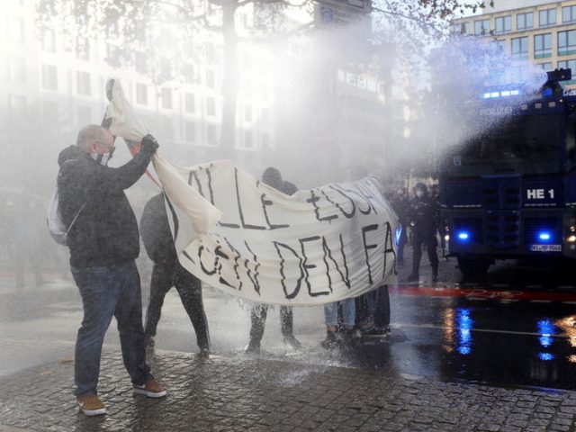 WATCH German police use water cannon at anti-lockdown march blocked by counter-protesters