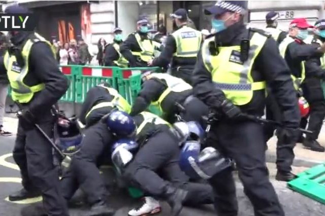150+ arrested as anti-lockdown protesters march in London, defying police warning to obey Covid-19 restrictions (VIDEOS)