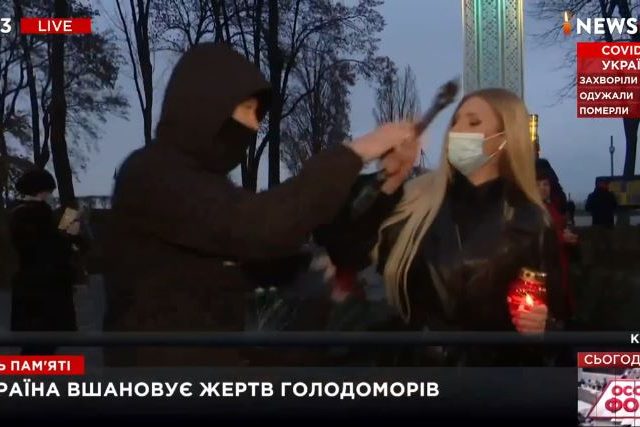 Ukrainian journalist attacked on air, channel called ‘fascist’ at memorial for Soviet-era famine victims (VIDEO)