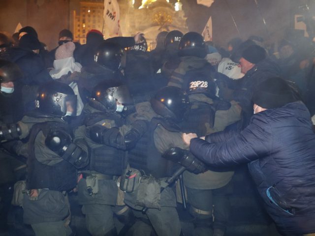 40 officers suffer chemical burns to the eyes as clashes break out at Ukrainian anti-lockdown protest in Kiev (VIDEO)