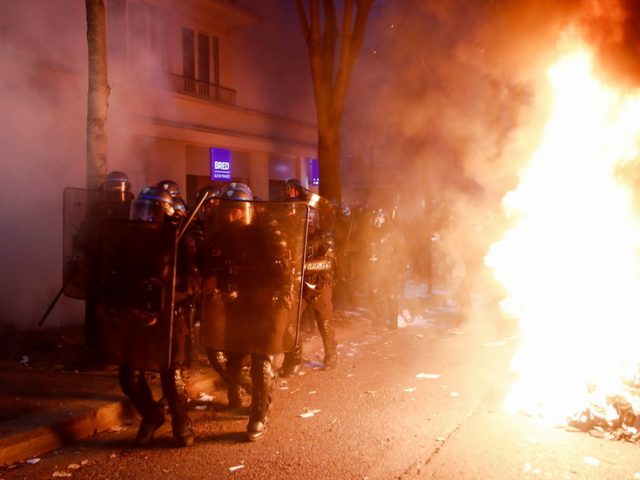 Tear gas & burning cars: 22 arrested following clashes between protesters & police in Paris (VIDEOS)
