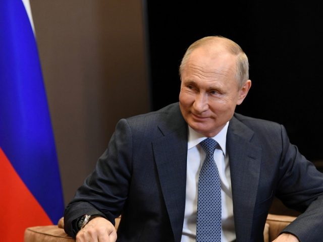 Putin, riddled with cancer & suffering from Parkinson’s, preparing to step down – claims conspiracy-loving Western media