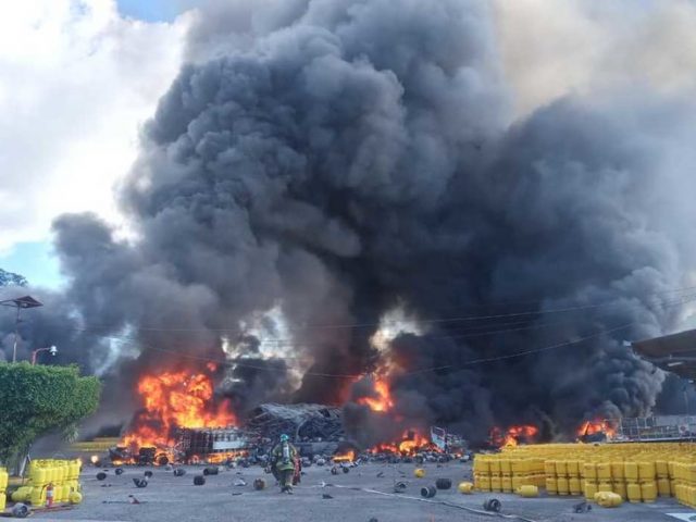MASSIVE blaze, EXPLOSIONS at gas plant near shopping mall in El Salvador (VIDEOS, PHOTOS)
