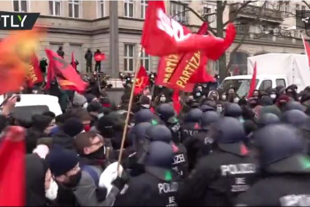 Berlin police clash with left-wing protesters during rally marking murder of communist icons Luxemburg & Liebknecht (VIDEOS)