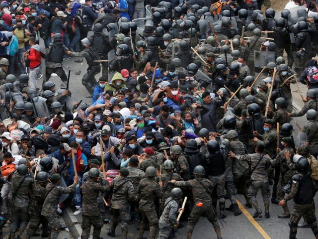 Massive caravan of Honduran migrants fights Guatemalan troops on journey to US border (PHOTOS, VIDEOS)