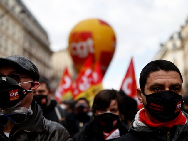 Thousands take to the streets as nationwide strike over pay & working conditions kicks off in France (VIDEOS)